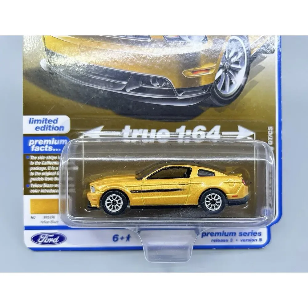Auto World 2012 FORD Mustang GT/CS Yellow Blaze Modern Muscle Diecast 1:64 NOC